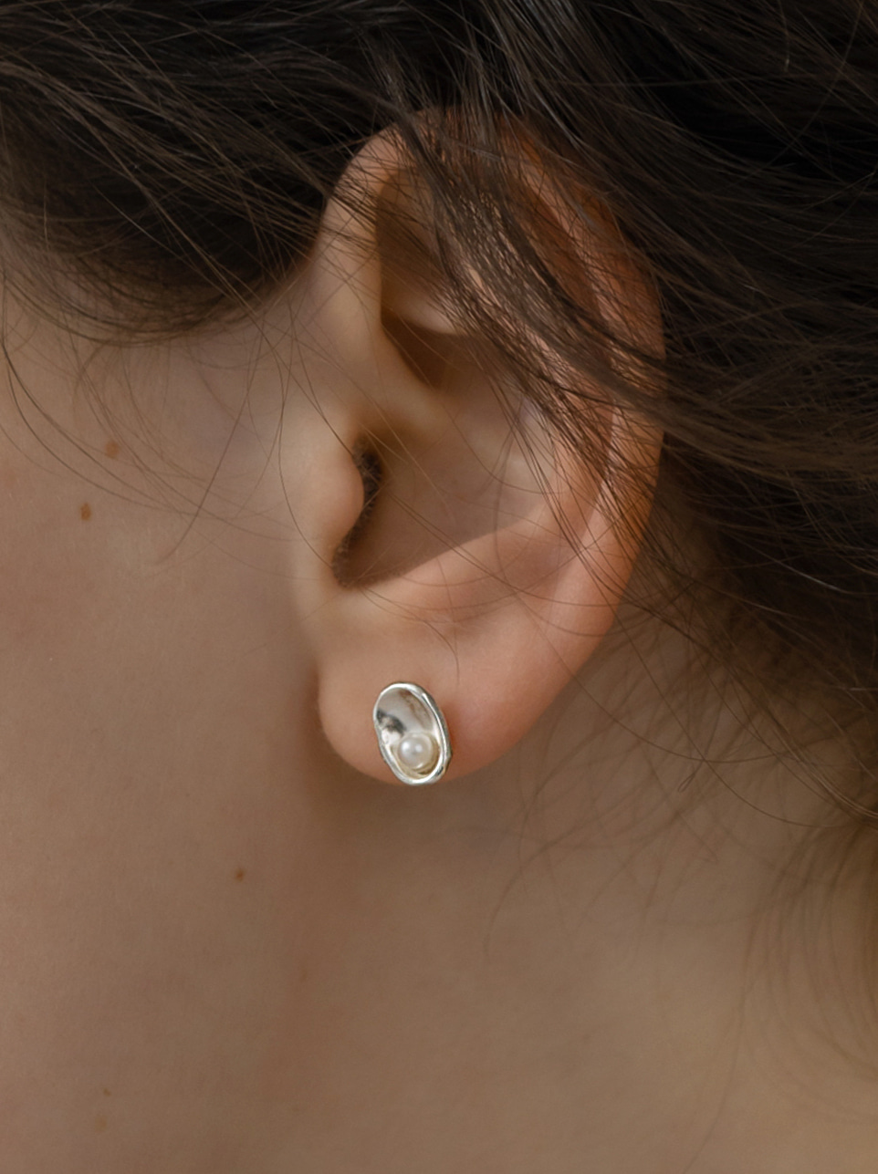 Mound pearl earring