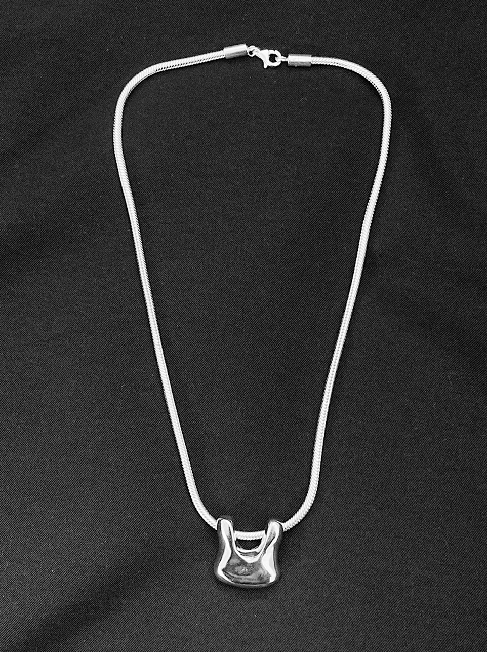 Classic hold necklace